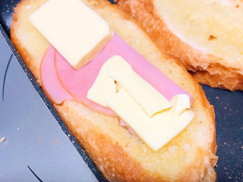 ハムチーズのフランスパンでサンドイッチ
